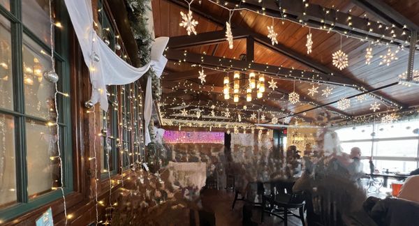 Lola's Lakehouse by null