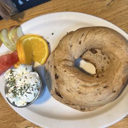 Bügel fabrique de bagels - Cinnamon raisin bagel with cream cheese