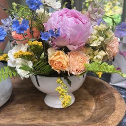 Flowers by Flores - Flowers stayed fresh and love for days after our wedding.