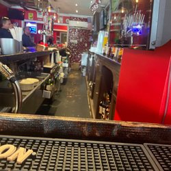 Legendary Bar & Grill - Bar area