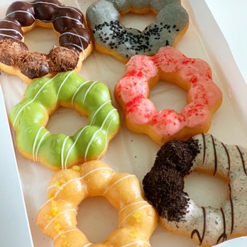Kai Sweets Mitsuwa - Dark Chocolate, Black Sesame, Strawberry Cream, Oreo, Yuzu Citrus & Matcha (clockwise) - Donuts Near Me - Edgewater, New Jersey