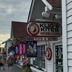 Klig's Kites - This is them "not" being political.