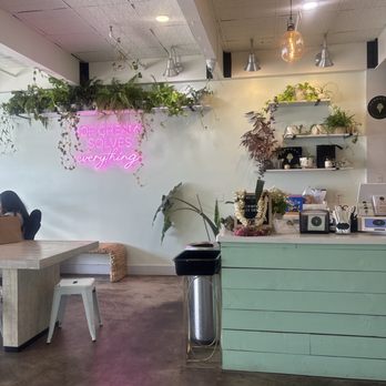 Hammond's Gourmet Ice Cream - Front service and seating area - Ice Cream & Frozen Yogurt Near Me - Honolulu, Hawaii