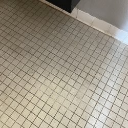 Motel 6 Portland East - Troutdale - Dirty bathroom floor. Very disgusting