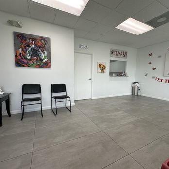Pet Emergency Center - Lobby & reception window - Veterinarians Near Me - Fort Lauderdale, Florida Pet Emergency Center - Lobby & reception window - Veterinarians Near Me - Fort Lauderdale, Florida
