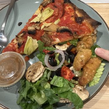 Lous Woodfire Pizza - This photo is supposed to have their special of mushrooms, pepperoni, and artichokes and those are what they served as chicken wings - Sandwiches Near Me - San Antonio, Texas