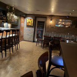 8th Street Winecellar