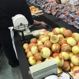 Produce stocker vacuuming the dead onion skins before putting new onions out! (Nice attention to detail) Produce stocker vacuuming the dead onion skins before putting new onions out! (Nice attention to detail)