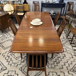 TEEGEEBEE midcentury - Solid pecan dining table with six Koefoeds Hornslet Eva chairs