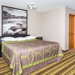 Super 8 by Wyndham Rock Springs - 1 King Bed Room