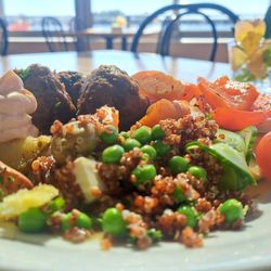 Ursula - Chorizo-lihapullia ja muita herkkuja seisovasta pöydästä