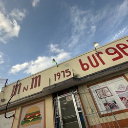M&M Hamburger - Outside
