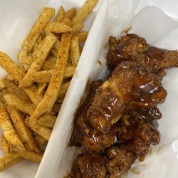 Mama O’s - BBQ wings with Mama's Signature spicy fries
