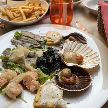 Taverna al Remer - Venice fresh fish platter, French fries (yes, that's not a typo) and curry prawns - Jazz & Blues Near Me - Venezia, VE Taverna al Remer - Venice fresh fish platter, French fries (yes, that's not a typo) and curry prawns - Jazz & Blues Near Me - Venezia, VE