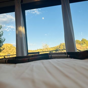 Ofland Escalante - Big windows from bed - Hotels Near Me - Escalante, Utah Ofland Escalante - Big windows from bed - Hotels Near Me - Escalante, Utah