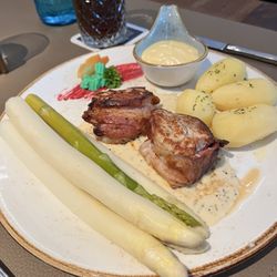 Waldhaus am See - Spargel mit Schweine Medaillons und Sauce Holondaise