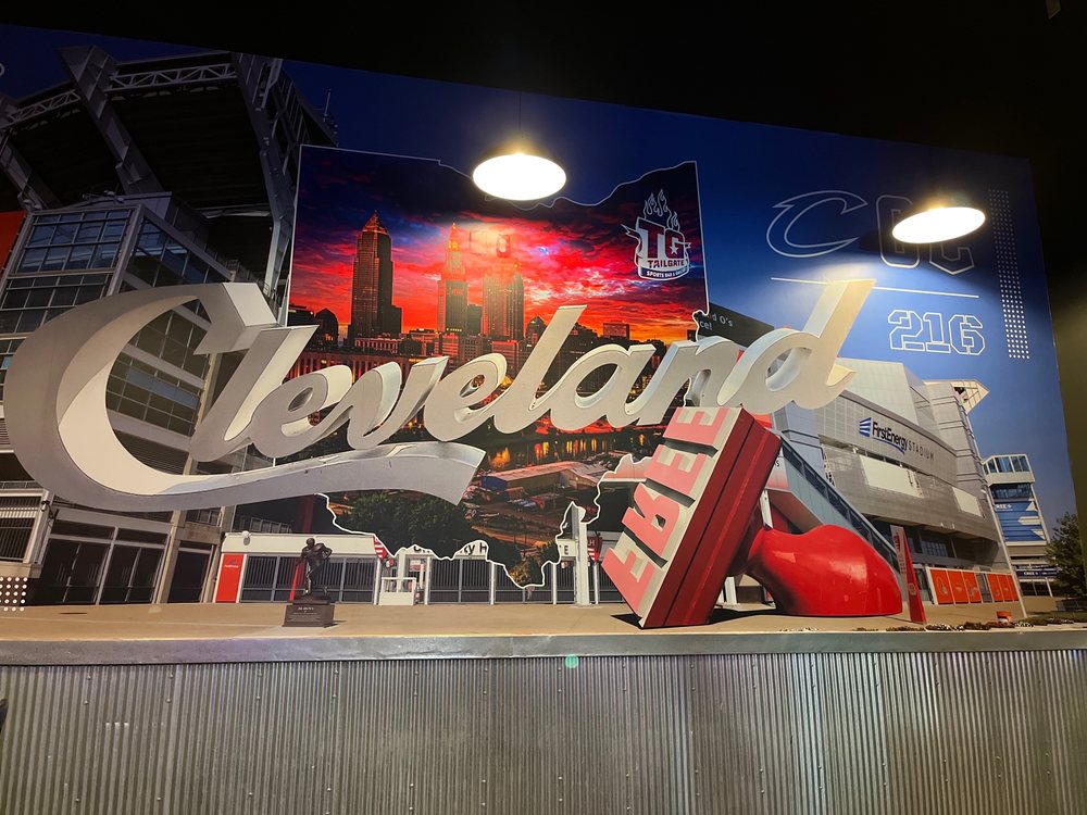 TAILGATE SPORTS BAR & GRILLE Updated September 2024 1938 Euclid Ave