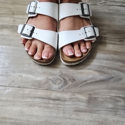 Pure Bliss Nail Bar - Pedicure with French tips