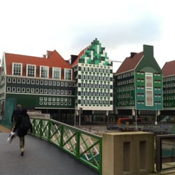 Station Zaandam - De klok hoort bij het station, de andere huisjes horen bij de gemeente die aan het station vast zit.