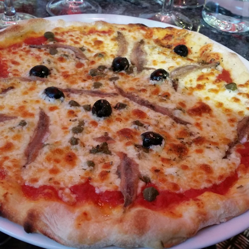 Alfio - Pizza with capers and anchovies (I know, I know). Enough to feed 2 people and you have to cut the slices - Italian Near Me - Paris, 75