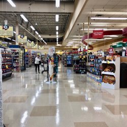 Hannaford Clifton Park NY. Clean and well kept.