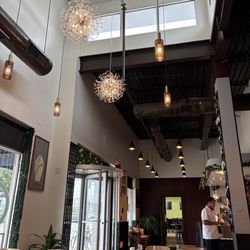 DUA Italian Cuisine and Steak House - Sleek and modern decor