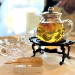 Chelokababi Persian Cuisine - Saffron tea