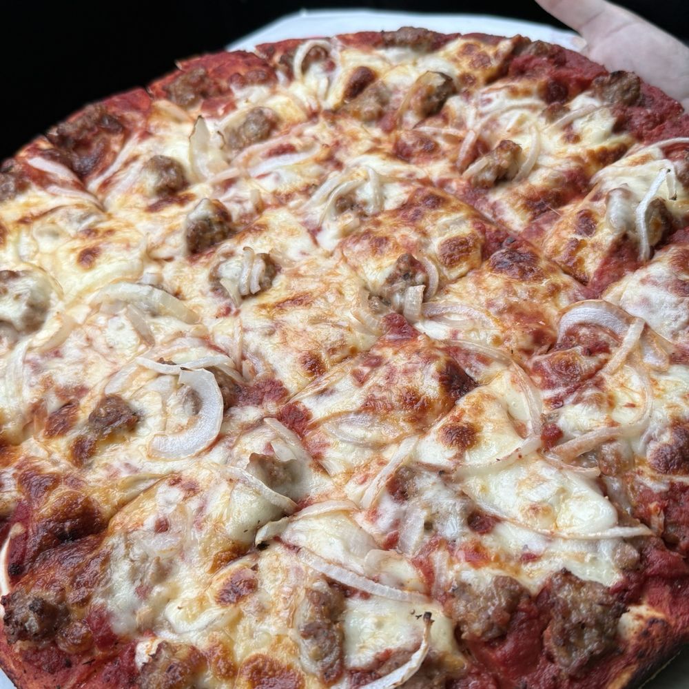 Geo's Pizza - Large Thin crust Cheese, Sausage and onions - Pizza Near Me - Chicago, Illinois Geo's Pizza - Large Thin crust Cheese, Sausage and onions - Pizza Near Me - Chicago, Illinois