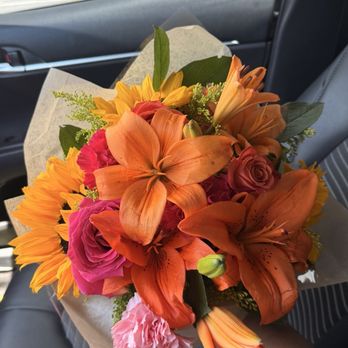Dottie's Flowers & Plants - Custom bouquet - Florists Near Me - Reseda, California Dottie's Flowers & Plants - Custom bouquet - Florists Near Me - Reseda, California