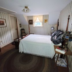 Stark Village Inn - Bedroom