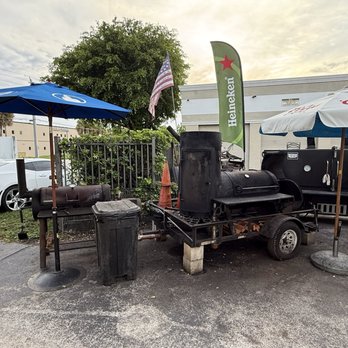 Hate Mondays Tavern - Grill in parking lot @ Hate Mondays Tavern - Barbeque Near Me - Miami, Florida