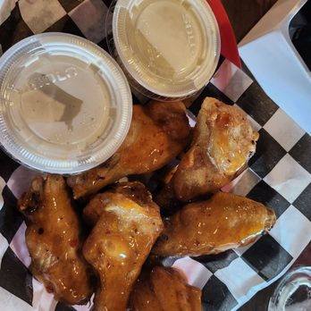 Auto Inn Tavern - Mango habenero wings - Salad Near Me - Fort Myers, Florida Auto Inn Tavern - Mango habenero wings - Salad Near Me - Fort Myers, Florida