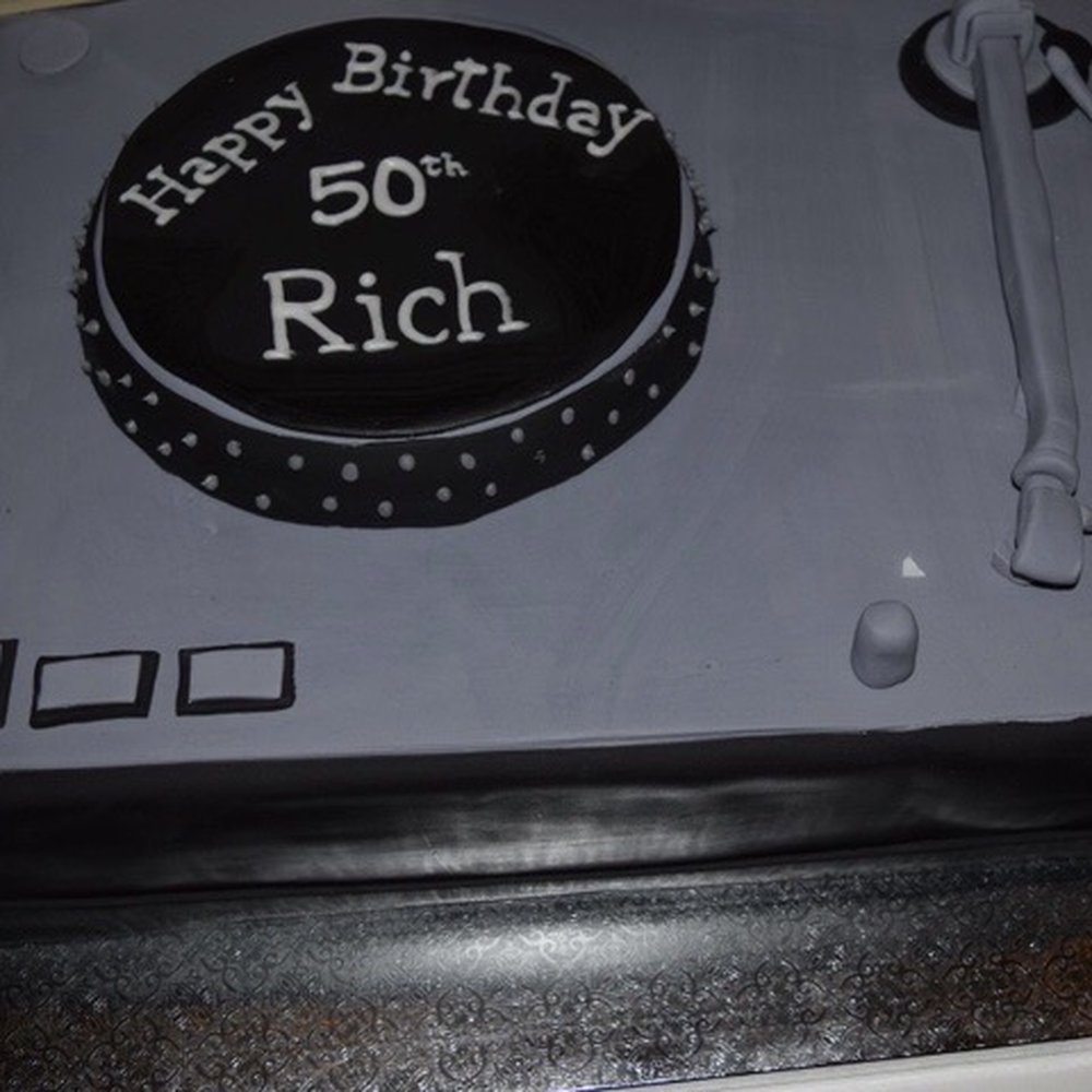 La Paz Bakery - Record player cake - Bakeries Near Me - Canoga Park, California La Paz Bakery - Record player cake - Bakeries Near Me - Canoga Park, California