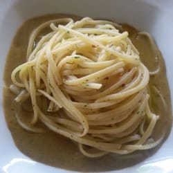 Osteria San Pedretto - Tagliolini aglio, olio, peperoncino su crema di cozze