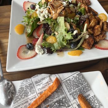D’Nuez - Berry Pecan Salad - Breakfast & Brunch Near Me - Berwyn, Illinois