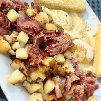 Chelsie's Courtyard Diner - Corned beef hash - Diners Near Me - Des Moines, Iowa