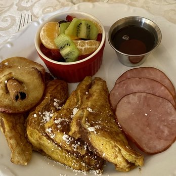 Hamilton House Bed & Breakfast - This morning's breakfast included Canadian bacon, French toast, baked apples, sliced fruit! - Hotels Near Me - Whitewater, Wisconsin