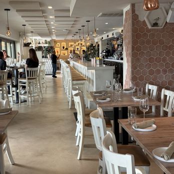 Kouklas - Long view of interior - Greek Near Me - Niles, Illinois