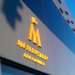 Meylenstein Lounge - Meylenstein - Das Logo von der Strasse aus