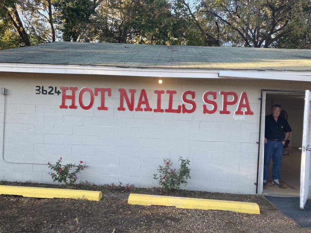 Hot Nails Spa Logo