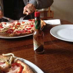 Pizzeria Calabria - So eine versiffte Flasche gehört in den Müll ,nicht auf den Tisch !