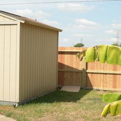 A Honesty Roofing - Gorgeous fence all the way around