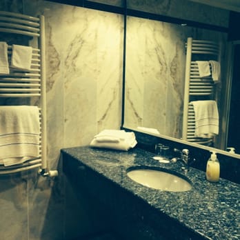 Hotel Christine - Bathroom with towel warmer - Hotels Near Me - Landstuhl, RP Hotel Christine - Bathroom with towel warmer - Hotels Near Me - Landstuhl, RP