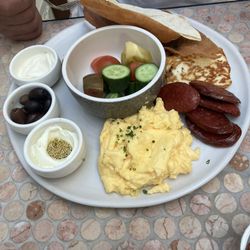 Glaçage - Scrambled eggs with sujuk and yogurt