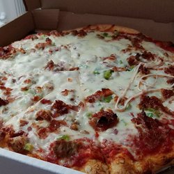 Fountain City Ice House - Awesome pizza, so tasty, so much cheese. Yum!
