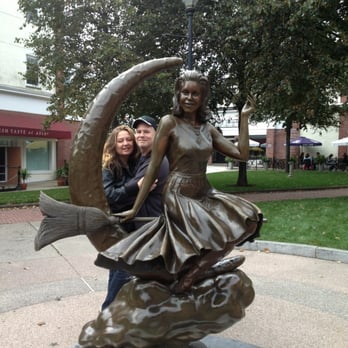 Bewitched Statue - So fun here!!  At bewitched statue!!! Haunted happenings !!! - Landmarks & Historical Buildings Near Me - Salem, Massachusetts