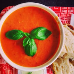 Soup Du Jour - Supergod tomatsoppa med en pestocremefraiche! Yummie!