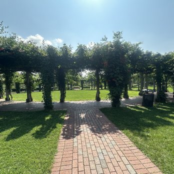 Little Bear Garden Park - Parks Near Me - Glenview, Illinois