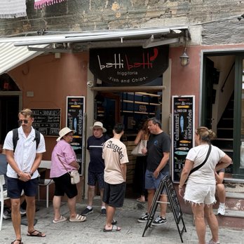 Batti Batti - Long line forming - Sandwiches Near Me - Vernazza, SP Batti Batti - Long line forming - Sandwiches Near Me - Vernazza, SP