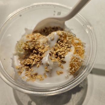 Che Hien Khanh - Sample of cassava mochi strips w/ coconut milk - Desserts Near Me - Rosemead, California Che Hien Khanh - Sample of cassava mochi strips w/ coconut milk - Desserts Near Me - Rosemead, California